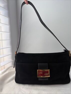 Authentic vintage Fendi mamma Baguette shoulder bag from the early 2000s.